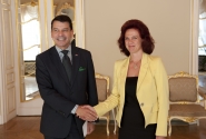 Solvita Āboltiņa Saeimas namā sveic jauno Zviedrijas vēstnieku