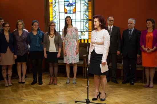 Saeimas priekšsēdētāja pasniedz Saeimas Prezidija atzinības rakstu jauniešu korim „Kamēr…”