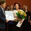 Saeimas priekšsēdētāja pasniedz Saeimas Prezidija atzinības rakstu jauniešu korim „Kamēr…”