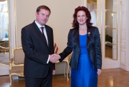 Saeimas priekšsēdētāja Saeimā sveic jauno Slovākijas vēstnieku
