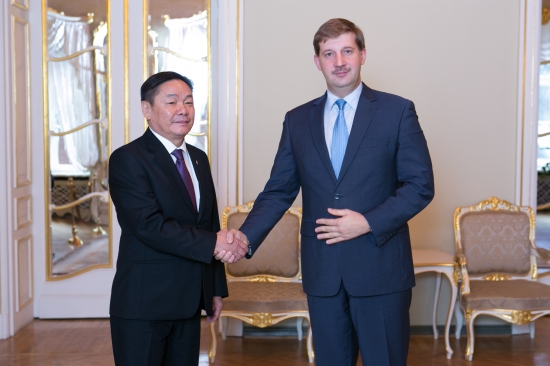 Andrejs Klementjevs tiekas ar Mongolijas vēstnieku