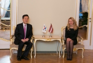 Inese Lībiņa-Egnere Saeimā tiekas ar jauno Dienvidkorejas vēstnieku