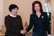 Āboltiņa Saeimā sveic jauno Baltkrievijas vēstnieci