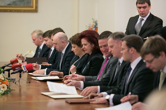 Valdību veidojošo partiju Sadarbības līguma un Deklarācijas par Laimdotas Straujumas vadītā Ministru kabineta iecerēto darbību parakstīšana
