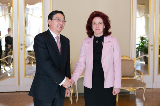 Solvita Āboltiņa tiekas ar Ķīnas vēstnieku