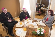 Āboltiņa Saeimā tiekas ar jauno Vatikāna diplomātisko pārstāvi
