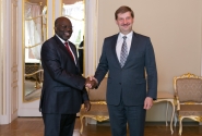 Andrejs Klementjevs Saeimas namā tiekas ar Nigērijas vēstnieku