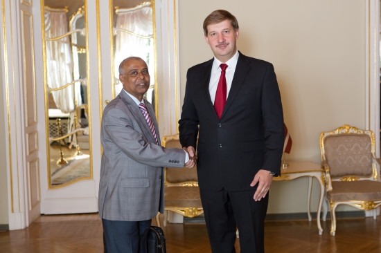 Andrejs Klementjevs tiekas ar Bangladešas vēstnieku