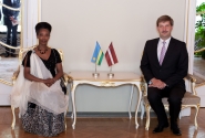Andrejs Klementjevs tiekas ar Ruandas vēstnieci