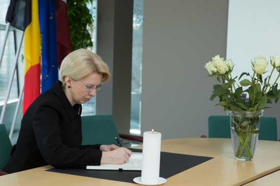 Saeimas priekšsēdētāja Beļģijas Karalistes Goda konsulātā parakstās līdzjūtības grāmatā