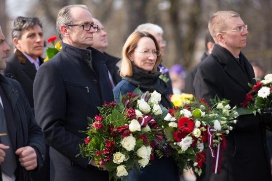 Saeimas priekšsēdētāja un deputāti godina komunistiskā genocīda upuru piemiņu