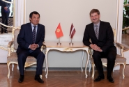 Andrejs Klementjevs tiekas ar Kirgizstānas valsts kontrolieri