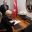 Saeimas priekšsēdētāja Turcijas vēstniecībā parakstās līdzjūtību grāmatā