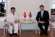 Andrejs Klementjevs ar Kirgizstānas vēstnieku pārrunā iespējas veicināt abu valstu ekonomisko sadarbību