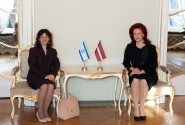 Solvita Āboltiņa ar Izraēlas vēstnieci pārrunā ekonomiskās sadarbības veicināšanas iespējas