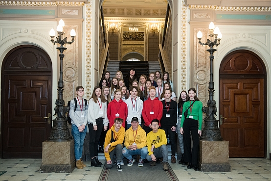 Rīgas Teikas vidusskolas skolēni apmeklē Saeimu skolu programmas "Iepazīsti Saeimu" ietvaros