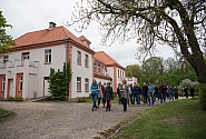  Saeimas deputāti un darbinieki ikgadējā pavasara talkā saposa Jāņa Čakstes dzimtas māju apkārtni