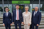 Deputāti izbraukuma vizītē “airBaltic”: aviosavienojumu attīstība ir izšķiroša ekonomiskajai izaugsmei