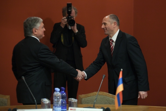 Saeimas deputāti tiekas ar Armēnijas ārlietu ministru
