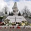 Ināra Mūrniece Lestenes Brāļu kapos noliek ziedus kritušo karavīru piemiņai