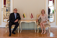 Saeimas priekšsēdētāja pateicas Lietuvas vēstniekam par personīgo ieguldījumu abu valstu attiecību stiprināšanā